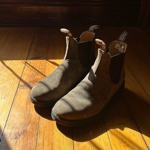 Like-new Blundstones